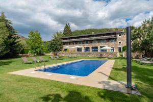 uma imagem de uma casa com piscina em Hotel Bernat de So em Llivia