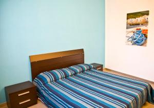 トラーパニにあるPerla Biancaの青い壁のベッドルーム1室