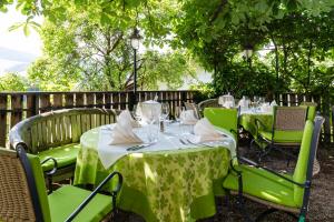 A seating area at Hotel Heubad