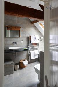 ein Bad mit einem Waschbecken und einem WC in der Unterkunft Cross Foxes - Bar Grill Rooms in Dolgellau