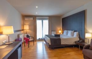 Postel nebo postele na pokoji v ubytování Hotel Bernat de So
