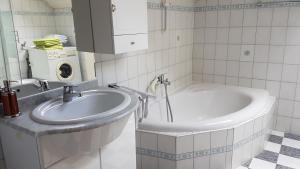 un bagno con lavandino e lavatrice di Mosthäusl a Wernstein am Inn