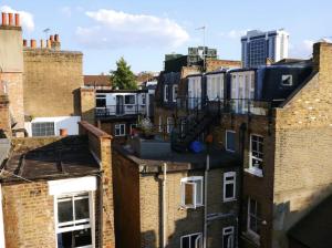 ロンドンにあるQuirky Cosy Marleybone Victorian Loft Apartmentの街の建物屋根の眺め