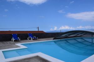 a swimming pool on the roof of a building at Casa do Avô Cristiano in Madalena