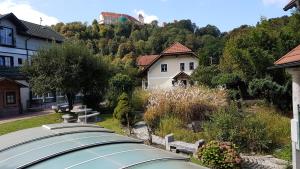 vista su una casa con tetto verde di Mosthäusl a Wernstein am Inn