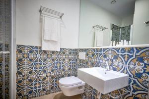 チクラナ・デ・ラ・フロンテーラにあるCasagrande - La Barrosaのバスルーム(白いトイレ、シンク付)