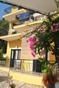 un edificio con fiori rosa sul lato di Hotel Helios Splendid a Boukari