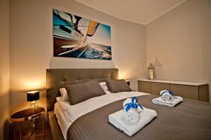 ユラタにあるWilla Tamara BlueApart Jurataのベッドルーム1室(大型ベッド1台、タオル付)