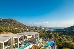 una vista aérea de un complejo con piscina en T Hotel Premium Suites en Balíon