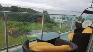 balcón con sillas y vistas a un patio en Paraíso en el Caribe en María Chiquita