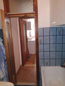 ein Bad mit einem WC, einem Waschbecken und einer Tür in der Unterkunft Comodo appartamento nel centro di Sassello in Sassello