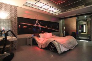 Postel nebo postele na pokoji v ubytování Romantic Code Art Motel