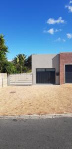 un aparcamiento de ladrillo con un edificio con dos puertas de garaje en Columbine Place, en Durbanville