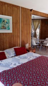 Säng eller sängar i ett rum på Cabañas Ciprés