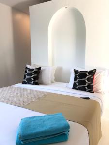 2 letti con cuscini e un asciugamano blu sopra di Luxury Seaview with Private Pool a Nathon