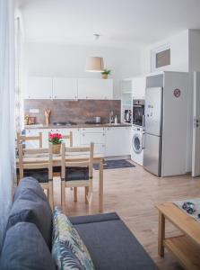 ブラチスラヴァにあるDowntown pedestrian zone apartmentのソファとテーブルのあるキッチンとリビングルーム
