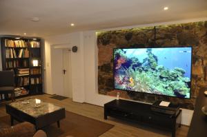 a living room with a large aquarium on the wall at Pension Schwedenkreuz in Reimerath