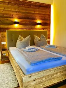 シュリールゼーにあるFerienwohnung Springerの木製ベッド(枕2つ付)