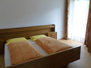 1 cama con 2 almohadas en una habitación en Posterhof, en Valdaora