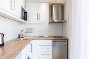 Kuchyň nebo kuchyňský kout v ubytování Sunset View Apartment + 5 fotografií