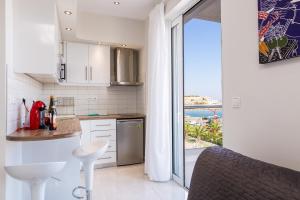 Kuchyň nebo kuchyňský kout v ubytování Sunset View Apartment