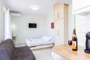 TV a/nebo společenská místnost v ubytování Sunset View Apartment