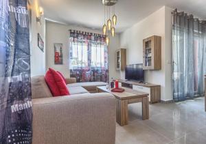 Televízia a/alebo spoločenská miestnosť v ubytovaní Sweetime Apartment in Podstrana
