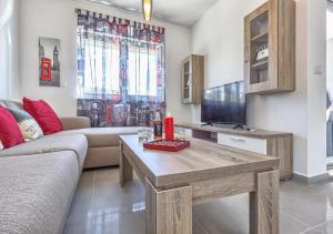 Televízia a/alebo spoločenská miestnosť v ubytovaní Sweetime Apartment in Podstrana