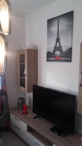 Televízia a/alebo spoločenská miestnosť v ubytovaní Sweetime Apartment in Podstrana