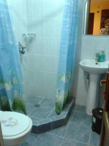 Koupelna v ubytování Dilbo House + 22 fotografií