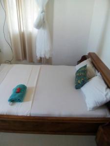 
A bed or beds in a room at Airport Lodge Lungi
