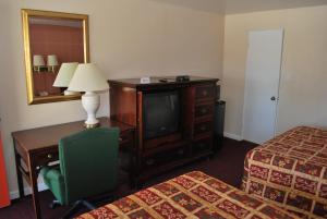 Postel nebo postele na pokoji v ubytování Travelodge by Wyndham Klamath Falls