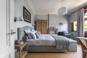Villa Copis في بورغلون: غرفة نوم مع سرير وغرفة معيشة