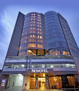 ein Gebäude mit einem Nova-Schild davor in der Unterkunft Novotel Panama City in Panama-Stadt