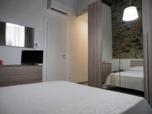 Postel nebo postele na pokoji v ubytování You & Me to 5 terre e La Spezia