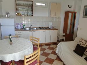 Kuchyň nebo kuchyňský kout v ubytování Mir Apartments