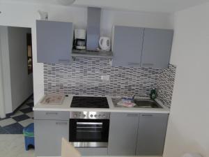 Kuchyň nebo kuchyňský kout v ubytování Mir Apartments