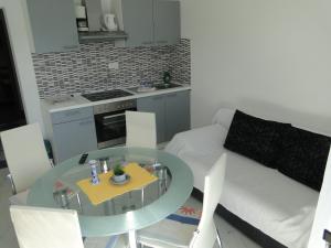 Kuchyň nebo kuchyňský kout v ubytování Mir Apartments