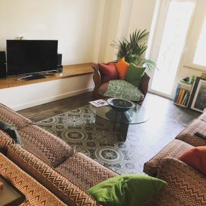 Sala de estar con 2 sofás y TV en Ripesbb Bnb In Rome, en Roma