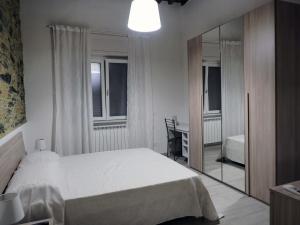Postel nebo postele na pokoji v ubytování You & Me to 5 terre e La Spezia