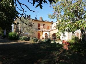 vista esterna di una casa con cortile di Nel Chianti lungo la Francigena a Colle Val D'Elsa