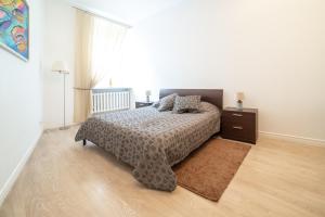 Un pat sau paturi într-o cameră la Home In Riga