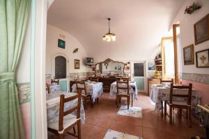 a restaurant with tables and chairs in a room at Hotel L'Argine Fiorito in Atrani
