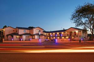 un edificio con luces en el lateral de una calle en Astra Motor Lodge en Hamilton