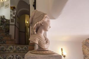a statue of a woman sitting on a table at Hotel L'Argine Fiorito in Atrani
