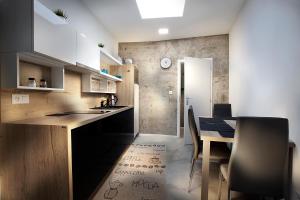 Kuchyňa alebo kuchynka v ubytovaní Apartmány Ladná