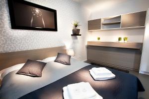 Posteľ alebo postele v izbe v ubytovaní Apartmány Ladná