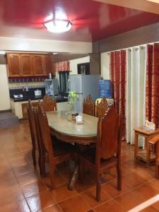 - une cuisine avec une table à manger et des chaises dans l'établissement Fully AC 3BR House for 8pax near Airport and SM with 100mbps Wifi, à Puerto Princesa