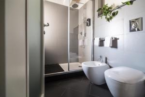 een badkamer met een toilet, een wastafel en een douche bij Foyer in Cagliari