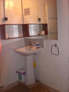baño con lavabo blanco en una habitación en Albergue Rural Cal Picarol, en Fontllonga